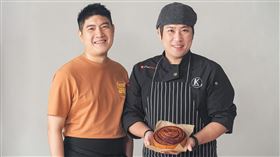 人氣美式肉桂捲品牌今年母親節打造愛的味道「玫瑰奶油乳酪肉桂捲」。（圖／品牌業者提供）