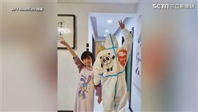 萌妹巧手彩繪純白防護衣 為父親抗疫增添溫暖撫慰人心