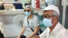 脫線爸昨晚打疫苗。（圖／翻攝臉書）