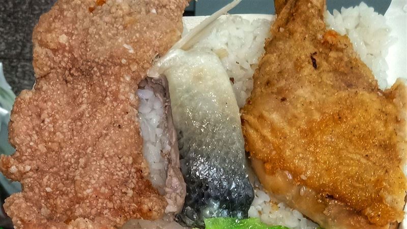 阿嬤怕你餓！3主菜不到百元　他噴淚