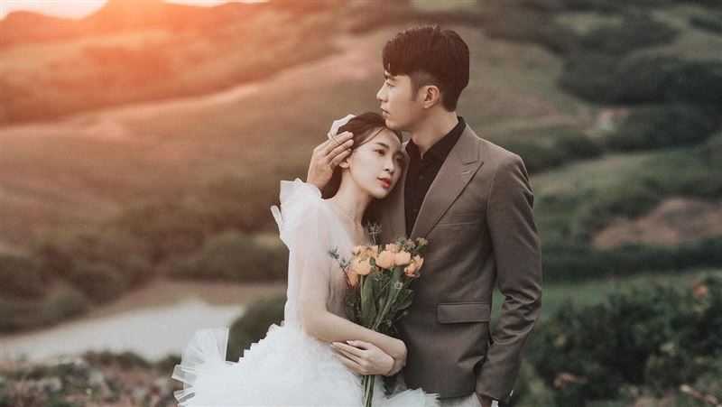 8點檔男星結婚了　美妻深V婚紗超辣