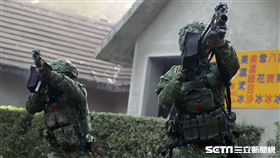 機步排利用「實兵模擬接戰系統」實施城鎮戰。（記者邱榮吉/攝影）