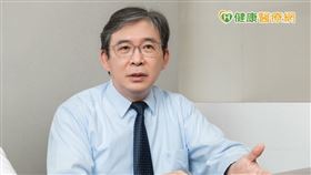 台中澄清醫院中港院區乳房醫學中心乳房外科主任葉大成表示，癌症發生原因有二，一為患者身上帶有致癌基因；另外一種則是患者身上抑制癌細胞生長的基因產生突變，而BRCA基因突變就屬於後者。