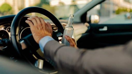 百萬YTR凌晨酒駕　棄車逃逸300公尺仍落網