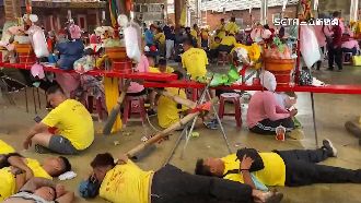 日扛30公里轎班累　學甲蜈蚣陣缺工