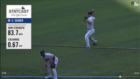 ▲席格（Corey Seager）轉接觸殺回本壘跑者。（圖／翻攝自MLB官網）