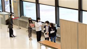 韓國抵台航班實施落地採檢（2）台灣自22日起針對韓國航線航班實施落地採檢，依據桃園國際機場公司統計的資料顯示，目前桃機平均一週約有10班來自韓國的班機，每天約有1到2架的班機。中央社記者吳睿騏桃園機場攝  111年3月22日