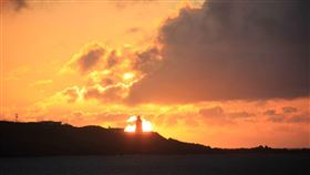 富貴角燈塔極北懸日美景。（圖／航港局提供）