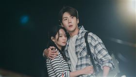 金宣虎演出《海岸村恰恰恰》劇照。（圖／NETFLIX提供）