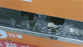 繳費機投10元…爽噴出「硬幣大瀑布」！他嗨喊：中拉霸（圖／翻攝自爆廢公社）