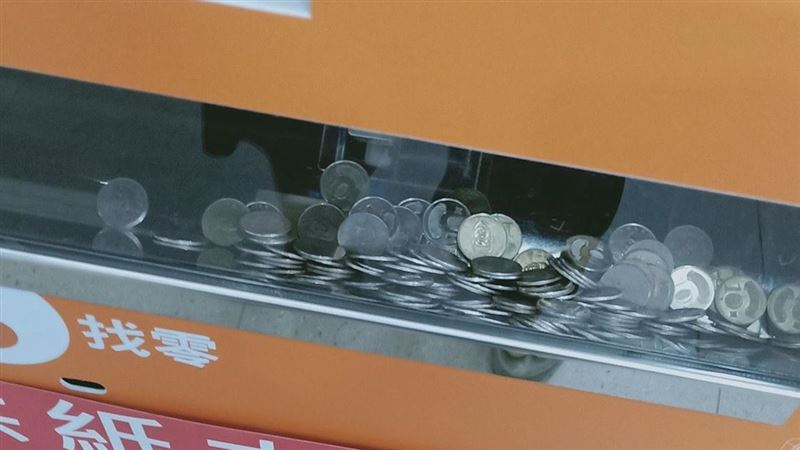 繳費機投10元…爽噴出硬幣大瀑布！