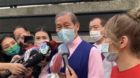 ▲「白狼」張安樂比彰化地檢署訂的最後傳喚到案期限，提早30分鐘抵達，前一天才交保的乾女兒李家葳陪同。（圖／翻攝畫面）