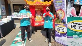 ▲在「遶境擲筊」的關卡中不少人選擇挑戰「深蹲扛轎」（圖／業者提供）