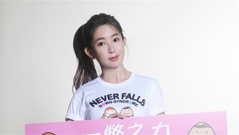 郭書瑤坐遊艇穿這樣　炸出渾圓巨胸