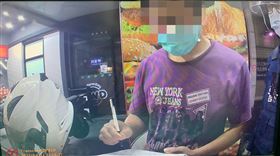 ▲基隆市警方盤查邱男，發現竟是居家隔離者。（圖／翻攝畫面）