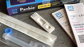 陳時中：提升家用快篩產能  降售價至200元以下指揮中心指揮官陳時中12日指出，政府會主動組織安排「快篩國家隊」，除大量採購家用快篩外，也會協調人力提升產能，未來家用快篩試劑售價至少會降至每劑新台幣200元以下。圖為市售居家快篩試劑。中央社記者王騰毅攝  111年4月12日