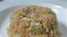 原PO表示，小孩對阿嬤說「炒飯好好吃」，結果連續5日桌上都出現炒飯。（圖／翻攝自《爆廢公社》）