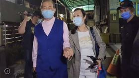 ▲「白狼」張安樂比彰化地檢署訂的最後傳喚到案期限，提早30分鐘抵達，前一天才交保的乾女兒李家葳陪同。檢方訊後30萬元交保。（圖／翻攝畫面）