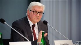 德國總統史坦麥爾（Frank Steinmeier）
https://www.flickr.com/photos/boellstiftung/5485500946/in/photolist-9mJCjw-9mJCnA-2n7zaAs-2n7Ar8J-9mFz5R-2d4bAAr-2d4bADH-2d4bAFr-2d4bAPT-2d4bBdi-2d4bAQK-2d4bBiD-6nbMSc-p8Xxi