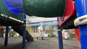 清明連假最後一天  北市國小環境清消（2）清明連假最後一天，台北市一所國小5日加強校園環境消毒工作，工作人員針對遊樂區等重點區域展開清消，確保校園環境衛生安全。中央社記者徐肇昌攝  111年4月5日