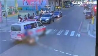 救護車鳴笛闖紅燈　機車攔腰猛撞