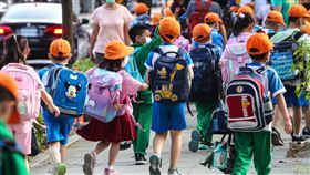 教育部修正全校停課標準（1）教育部12日修正暫停實體課程實施標準，高中以下學校全校有1/3班級或10班以上暫停實體課10天，全校可暫停實體課。圖為新北板橋區一所小學學生放學回家。中央社記者王騰毅攝  111年4月12日