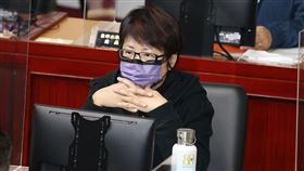 遭指公家資源輔選黃珊珊　陳信瑜：推薦長官台北市議會國民黨團24日指北市勞動局長陳信瑜（圖）2月間與工會新春茶會時，提到替副市長黃珊珊助選字詞，涉用公家資源輔選。針對錄音檔，陳信瑜受訪表示，是肯定北市執政團隊努力，下屬挺長官是職場倫理、天經地義，且工會如大家庭，就像把優秀政治人物及長官推薦給親友一樣。中央社記者郭日曉攝  111年3月24日