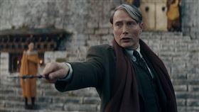 【怪獸與鄧不利多的秘密】鄧不利多（裘德洛 飾演）與黑巫師葛林戴華德（邁茲米克森 飾演）。（圖／華納兄弟提供）