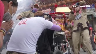 大甲媽暖心一幕　鑾轎騰空飛越母輪椅