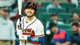 ▲達諾（Travis d'Arnaud）被52英里超慢球路打到。（圖／翻攝自勇士推特）