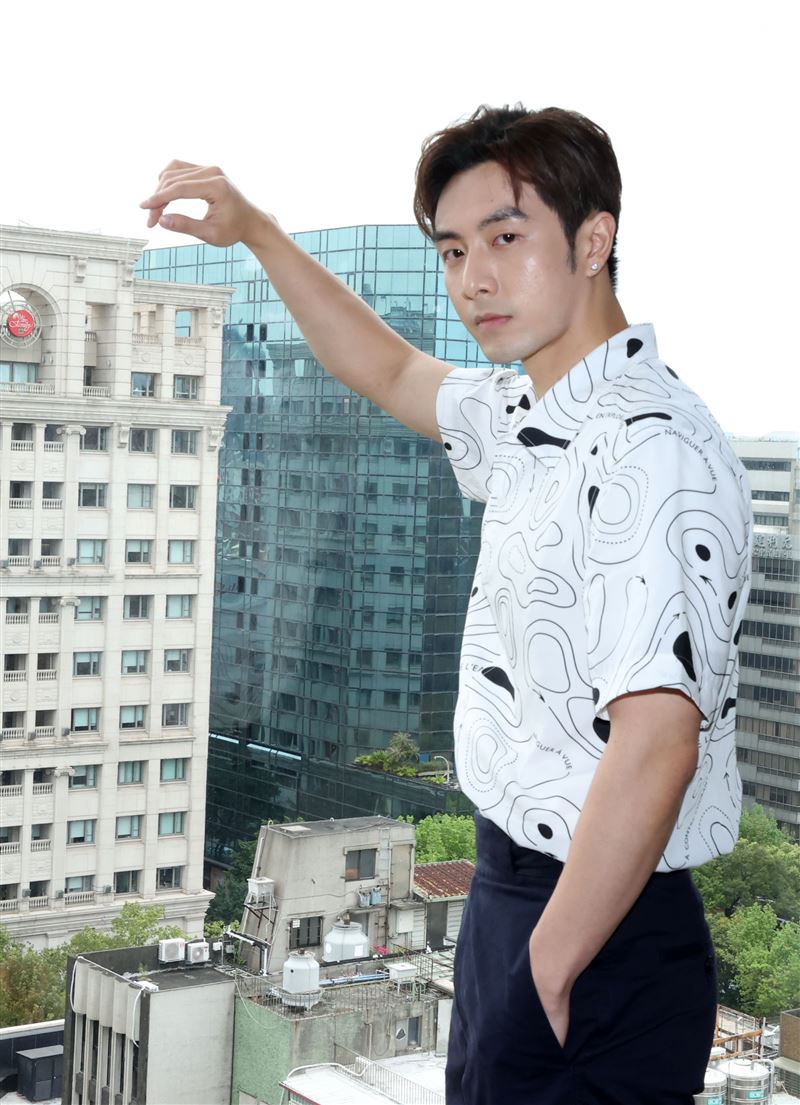 管麟三立新聞網專訪。（記者邱榮吉/攝影）