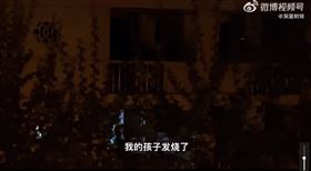 上海媽媽深夜哭討小孩退燒藥，引發熱議。(圖/翻攝自《深藍財經》微博)