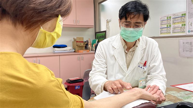 人妻做肉丸手痛　老公幫推拿害她哭了