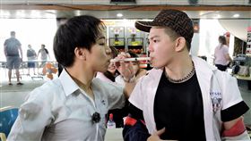 《小姐不藏私》Mia(左起)、派翠克、孫生、菲比進行保齡球PK。(圖/東森提供)