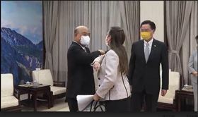 行政院長蘇貞昌13日下午接見瑞典及歐洲議會議員訪問團。（圖／行政弓院提供)