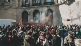 ▲全球政治情勢影響波動，可彈性配置的平衡混合型基金績效更勝純股票型與債券型。（示意圖／翻攝自Pixabay）