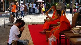 泰國民眾潑水節到寺廟祈福