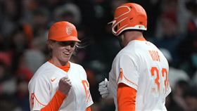 ▲巨人教練納肯（Alyssa Nakken）成為首位在例行賽執教的一壘教練。（圖／翻攝自巨人推特）