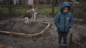 布查6歲倖存者　亡母墳前放罐頭：媽媽好久沒吃飯了。（圖／美聯社／達志影像）