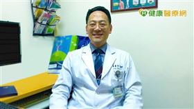 龍震宇教授指出，高強度聚焦電磁波以高強度、高頻率的磁波能量刺激骨盆底肌收縮。