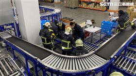 瑞芳物流員工卡在輸送帶（圖／翻攝畫面）