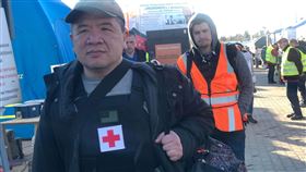 低調衝基輔當軍醫！阿美族青年遇台灣大叔：穿梭地獄的男人。王芮緹臉書