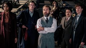 【怪獸與鄧不利多的秘密】鄧不利多（裘德洛 飾演）與黑巫師葛林戴華德（邁茲米克森 飾演）。（圖／華納兄弟提供）