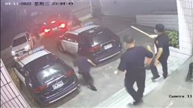 10人警局前砸車、鬥毆　全當場逮捕