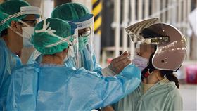 高雄立德棒球場車來速篩檢站  採檢免下車（1）台灣本土疫情持續擴大，預估確診人數將持續攀升，高雄市立德棒球場設置「車來速」採檢站，民眾免下車就可進行篩檢，提升民眾採檢便利度，13日也有不少人前往。中央社記者董俊志攝  111年4月13日