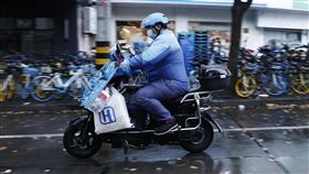 上海外送員日賺4.6萬  官方要求平台制止惡意加價中國上海市因疫情封城，順豐同城旗下一名外送員日賺人民幣逾萬元引發批評後，上海市監局13日要求電商平台制止外送員惡意加價。圖為13日上海，一名快遞員冒雨配送商品。（中新社提供）中央社  111年4月13日