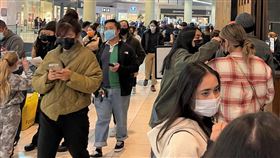 美國加州室內公共場所戴口罩美國加州政府去年12月規定，民眾進入室內公共場所必須戴口罩。圖為洛杉磯的百貨商場，民眾戴口罩逛街。中央社記者林宏翰洛杉磯攝  111年1月6日