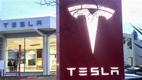 加州2035年禁售燃油新車 政府公布前景加州邁向2035年全面禁售燃油新車的目標，電動車特斯拉的成功讓各大汽車廠牌投入電動車生產，加州空氣資源局預期2035年起電動車價可望大幅降低。中央社記者周世惠舊金山攝  111年4月14日