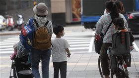 若符合中央或地方停課標準  家長可請防疫照顧假中央、地方停課標準不同調，教育部和勞動部13日表示，12歲以下學童、身心障礙學生因COVID-19疫情，符合中央或縣市停課標準而停課時，家長皆可申請防疫照顧假。圖為13日午後台北市大同區不少家長親自前往接送孩子們放學。中央社記者吳家昇攝  111年4月13日