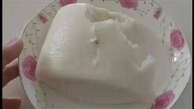 中國網路上卻出現上海廚藝大賽投票，要大家分享現在能夠吃到的美食，票數最高的竟然是一顆被咬過的白饅頭。（圖／翻攝自微博）